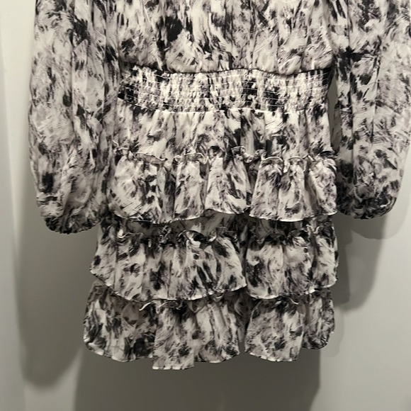 EXPRESS Women’s Long Sleeved Dress Size Large - Picture 2 of 4